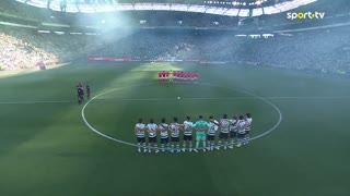 Os jogadores cumprem um minuto de silêncio em homenagem a Vicente Lucas.
