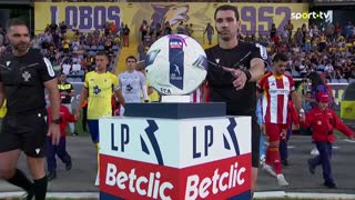 Entrada das equipas acompanhadas pelos Bombeiros e minuto de silêncio em homenagem a Jorge Costa