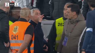 Muita confusão junto aos bancos de suplentes. José Mourinho acaba expulso pelo árbitro João Pinheiro.