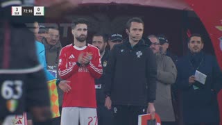 Rafa Silva muito ovacionado no seu regresso ao relvado da Luz