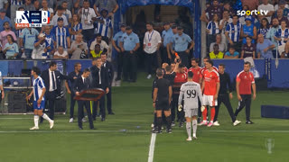 Confusão junto aos bancos de suplentes, a culminar num cartão vermelho para Ricardo Rocha, adjunto do Benfica.