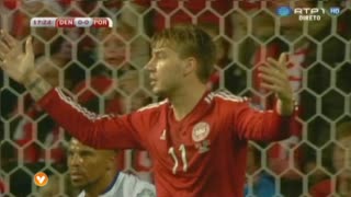 Dinamarca, Jogada, N. Bendtner aos 18'